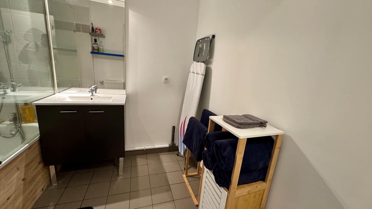 Salle de bain image 1 — T3 parking & patio, photo 12