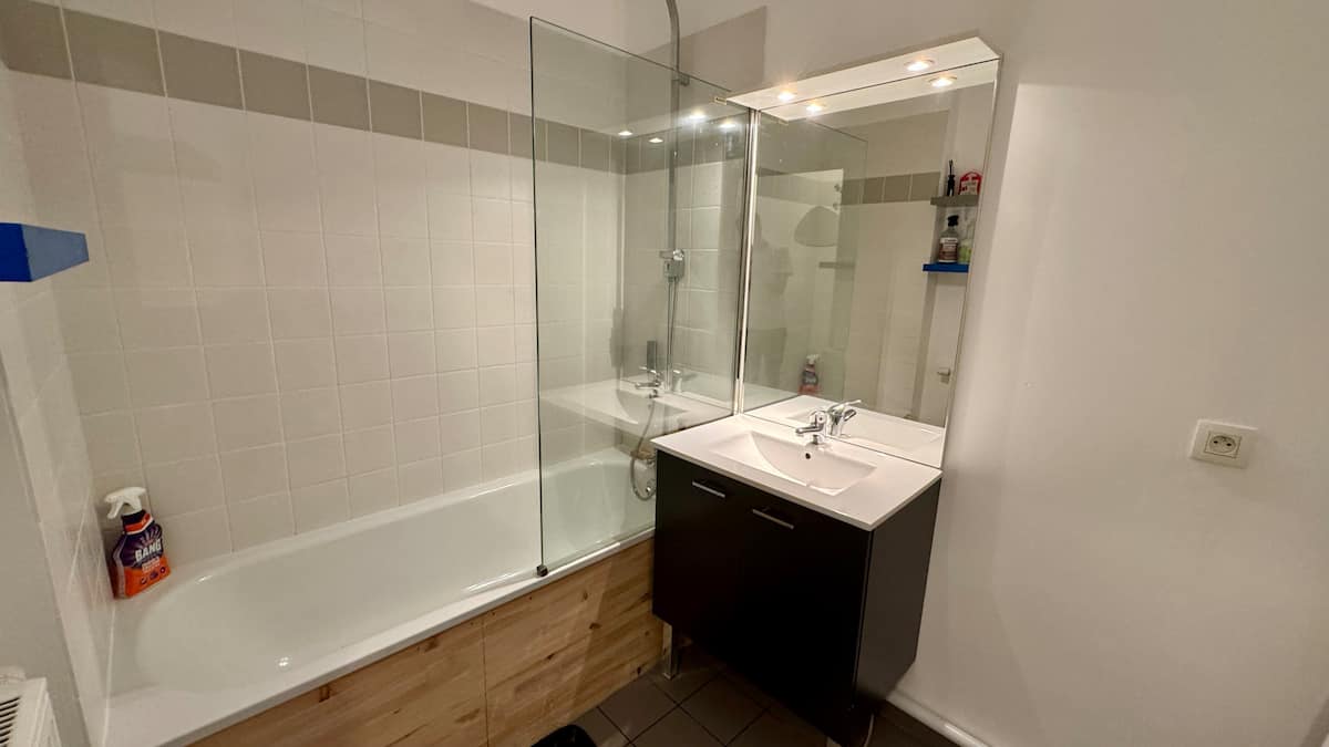 Salle de bain image 2 — T3 parking & patio, photo 13